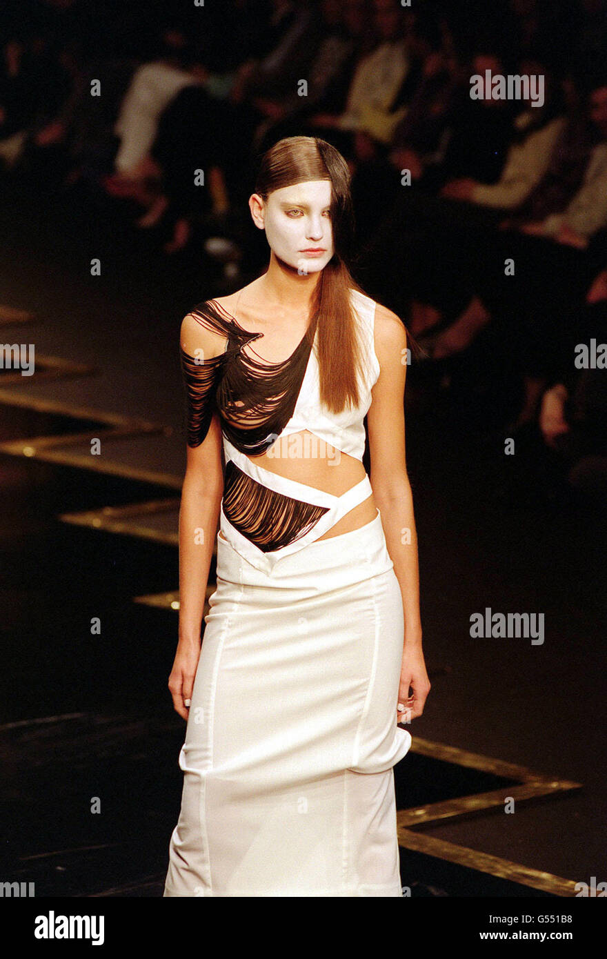 Ein Model im Outfit des Designers Tristian Webber, auf der London Fashion Week Spring/Summer 2001. Stockfoto
