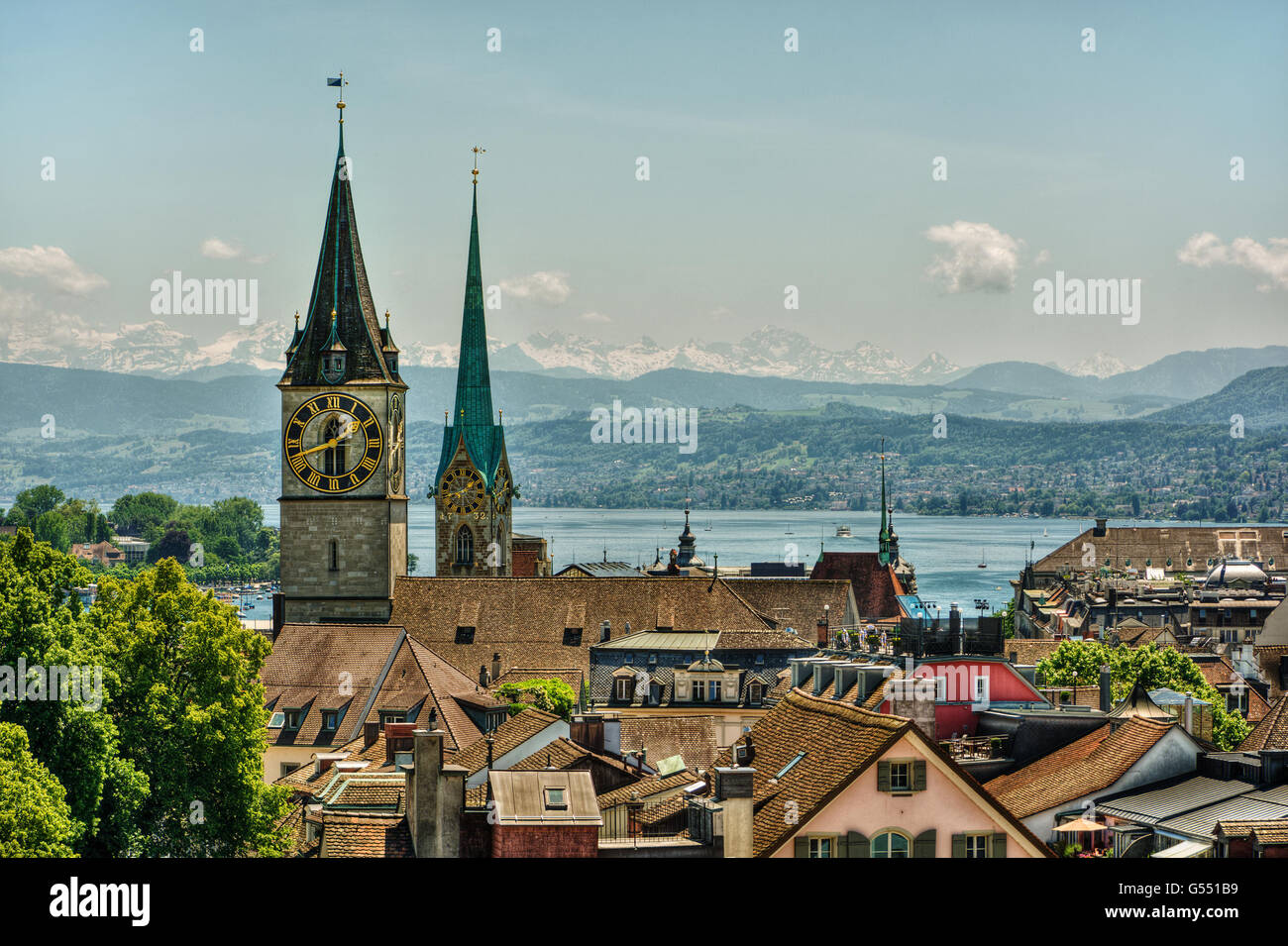 Juni 2016, urban Erfassung von Zürich, den Zürichsee und Kirchen Frauenmünster und St. Peter, HDR-Technik im Fokus Stockfoto