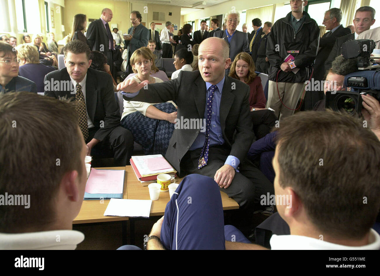 Der Oppositionsführer William Hague sprach mit Mitarbeitern während eines Besuchs der Great Barr Gesamtschule in den West Midlands. Stockfoto