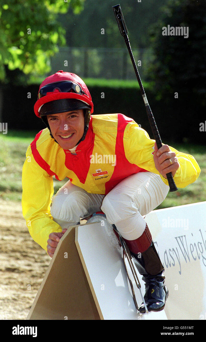 Jockey Frankie Dettori lanciert ein neues Gerät, EasyWeigh, von der Royal Mail im Hyde Park, London, um es den Menschen zu ermöglichen, das Gewicht der Post zu überprüfen, die sie nach Übersee senden, indem sie eine Kartonskala verwenden, die das Gewicht eines Briefes oder einer Karte bestimmt. * ...und ob es in die 20g, 40g, 60g oder 100g Halterung fällt und so den Menschen hilft, das richtige Porto zu finden. Stockfoto