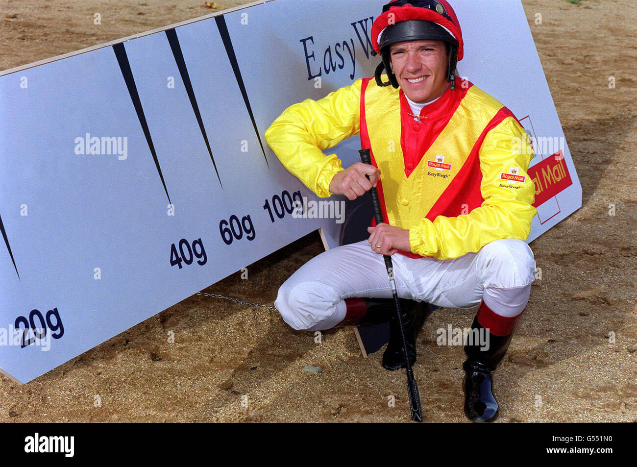 Jockey Frankie Dettori lanciert ein neues Gerät, EasyWeigh, von der Royal Mail im Hyde Park, London, um es den Menschen zu ermöglichen, das Gewicht der Post zu überprüfen, die sie nach Übersee senden, indem sie eine Kartonskala verwenden, die das Gewicht eines Briefes oder einer Karte bestimmt. * ...und ob es in die 20g, 40g, 60g oder 100g Halterung fällt und so den Menschen hilft, das richtige Porto zu finden. Stockfoto