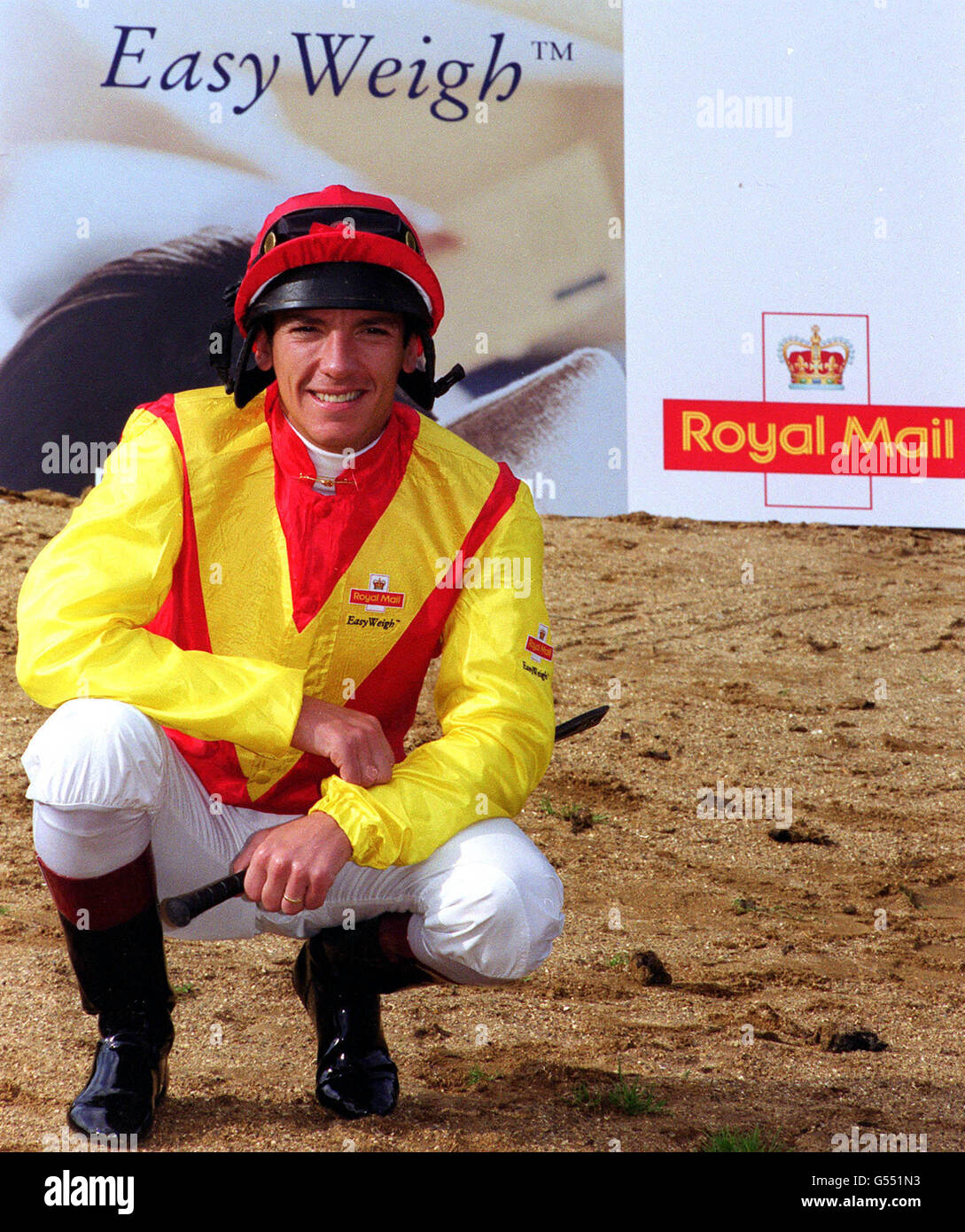 Jockey Frankie Dettori lanciert ein neues Gerät, EasyWeigh, von der Royal Mail im Hyde Park, London, um es den Menschen zu ermöglichen, das Gewicht der Post zu überprüfen, die sie nach Übersee senden, indem sie eine Kartonskala verwenden, die das Gewicht eines Briefes oder einer Karte bestimmt. * ...und ob es in die 20g, 40g, 60g oder 100g Halterung fällt und so den Menschen hilft, das richtige Porto zu finden. Stockfoto