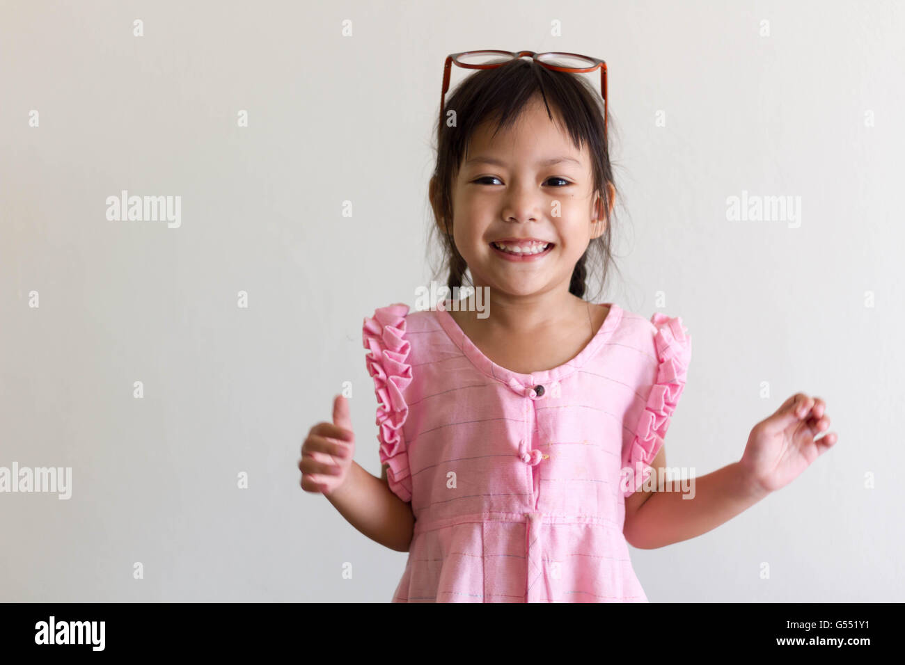 Asiatische Mädchen Kind ist lustig und lächelnd Stockfoto