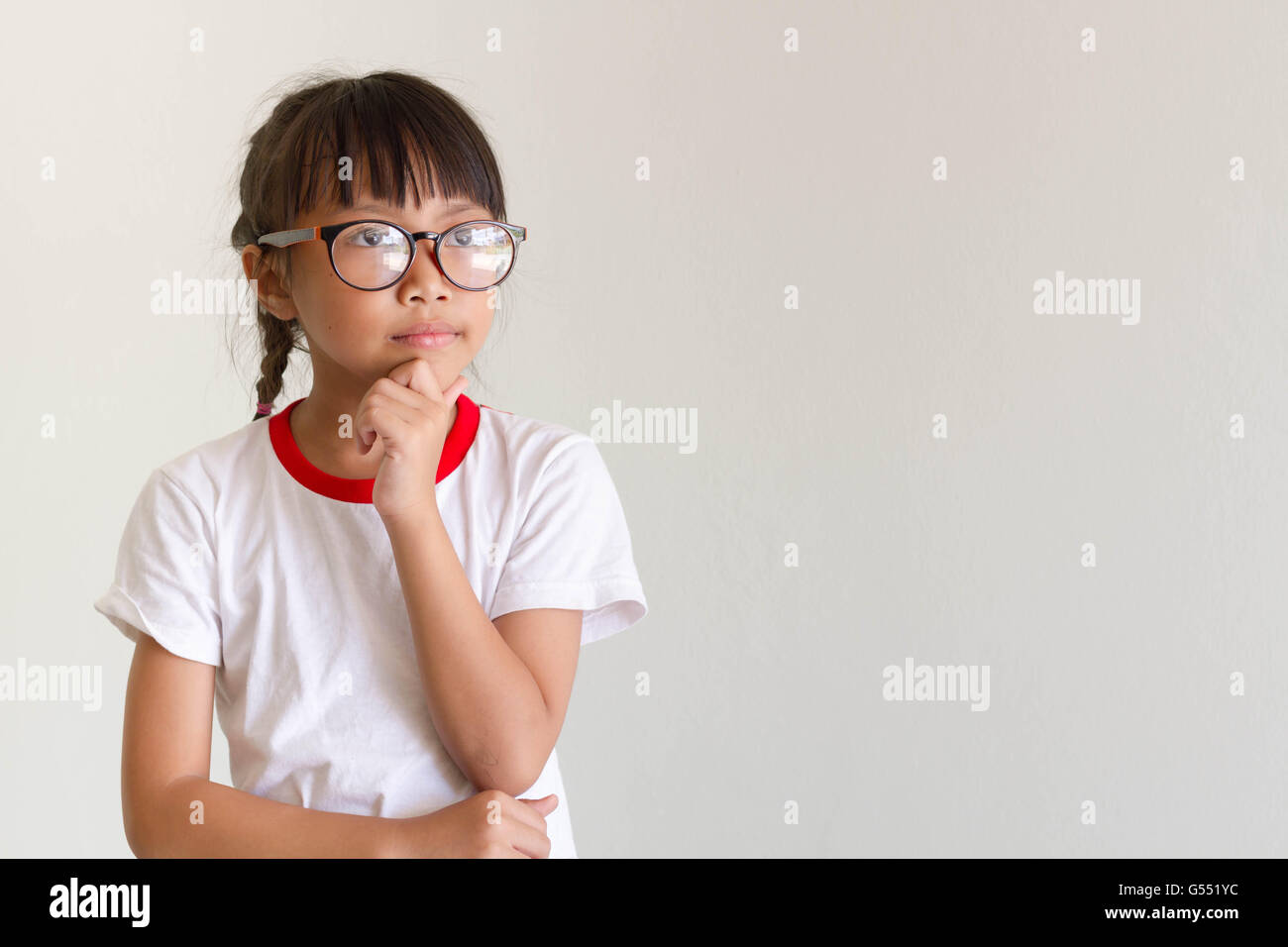 Asiatische Mädchen Kind ist etwas denken. Stockfoto