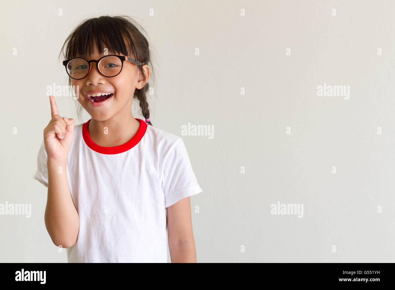 Asiatische Mädchen Kind denkt etwas und haben eine gute Idee Stockfoto