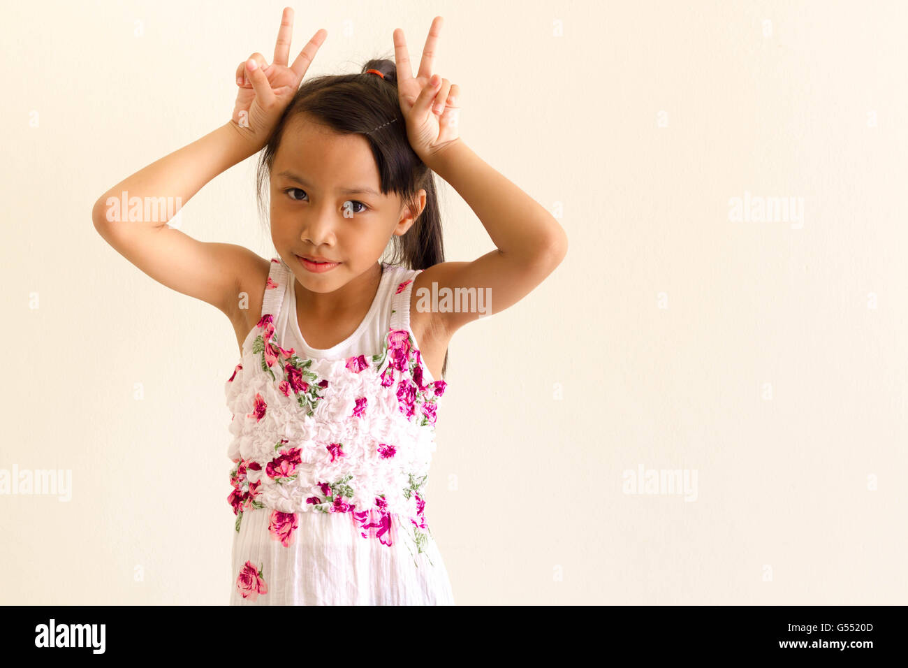 Asiatische Mädchen Kind ist Ausdrücke lustig Stockfoto