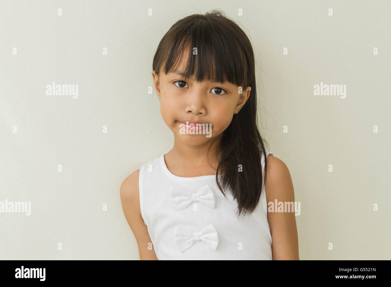 Glückliche kleine Asiatin isoliert in weiß Stockfoto