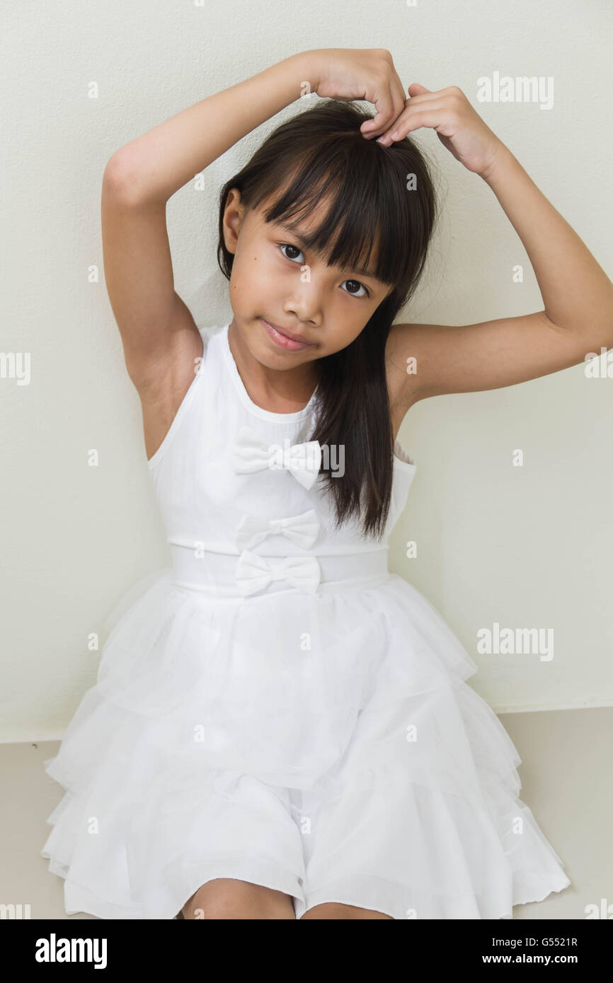 Schöne kleine Asiatin isoliert in weiß Stockfoto