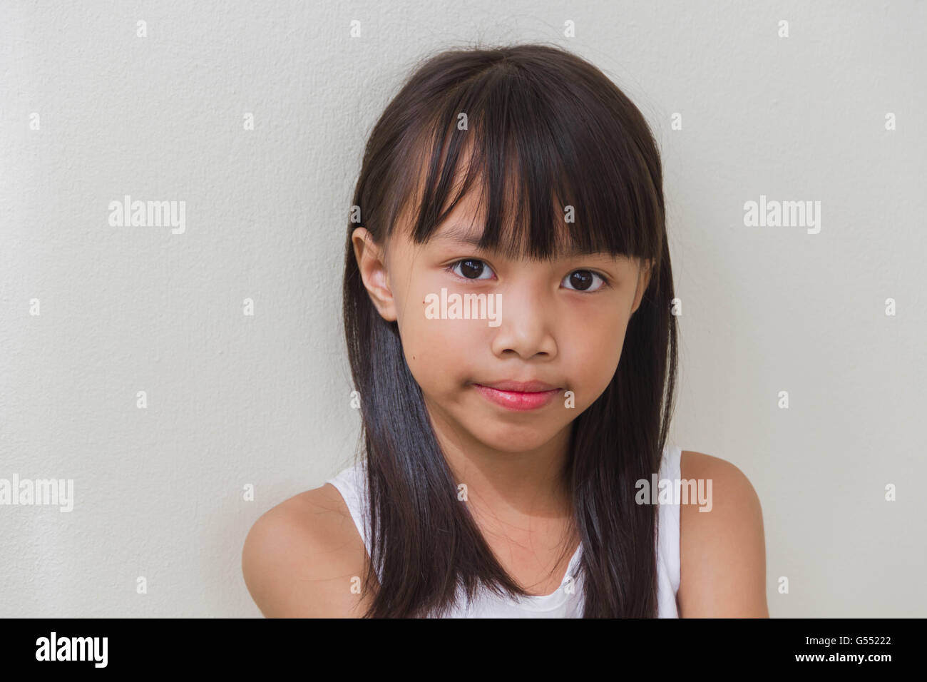 Schöne kleine Asiatin isoliert in weiß Stockfoto