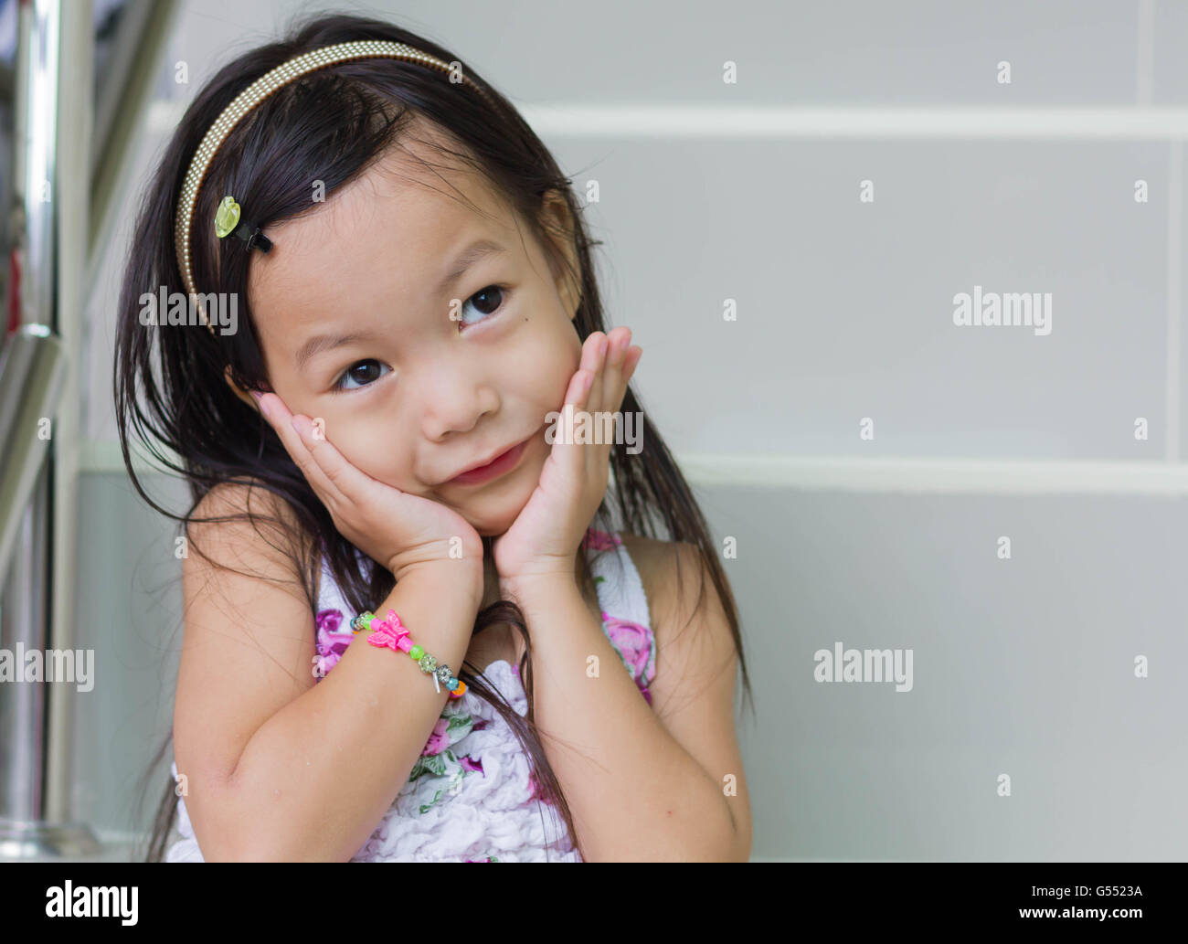 Schöne kleine Asiatin spielen auf Treppe Stockfoto