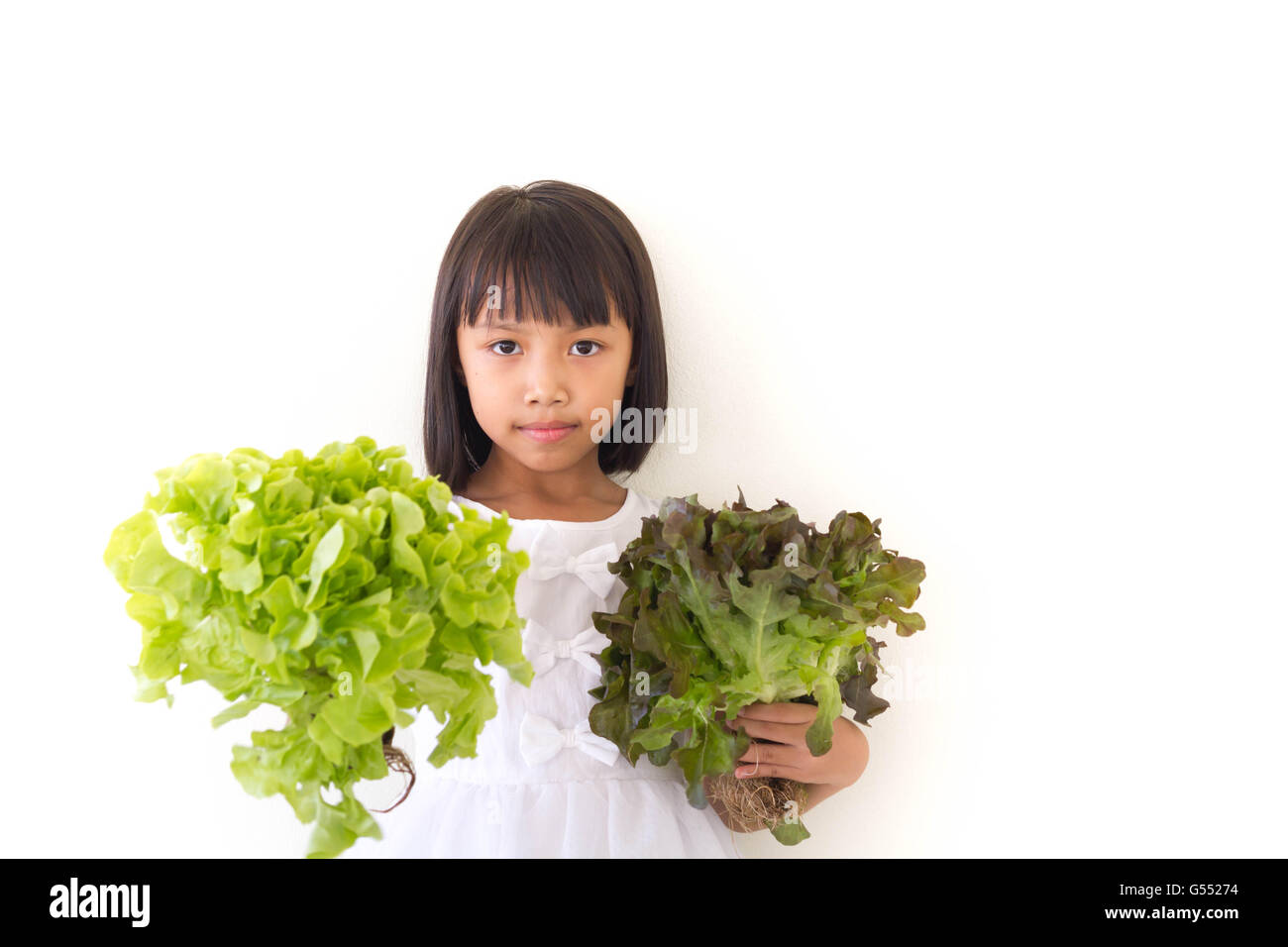 Kinder Mädchen ist Ausdruck von gesunden Lebensmitteln auf weißem Hintergrund Stockfoto