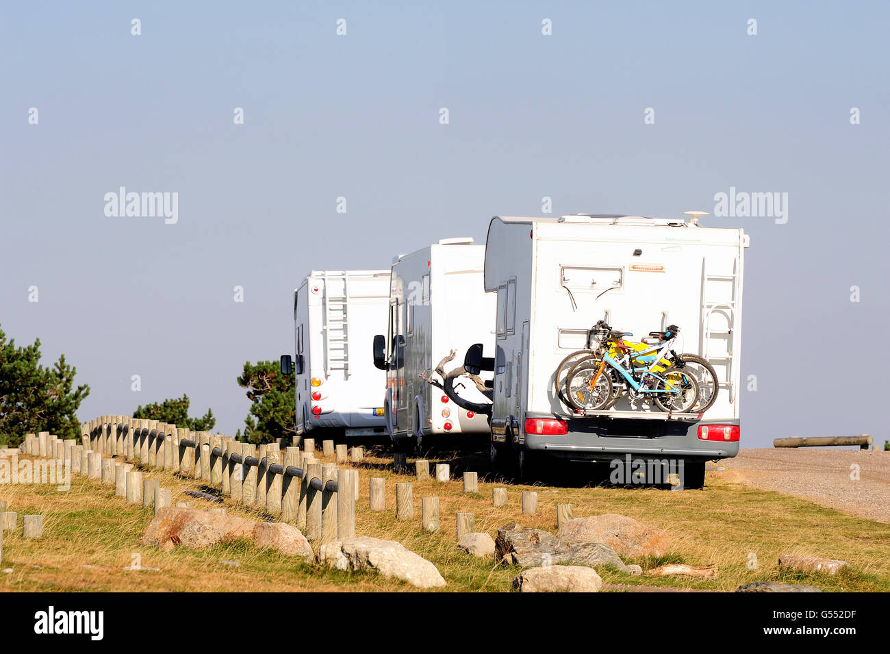 Wohnmobil geparkt auf Berg Aigoual in den Cevennen-Nationalpark Stockfoto