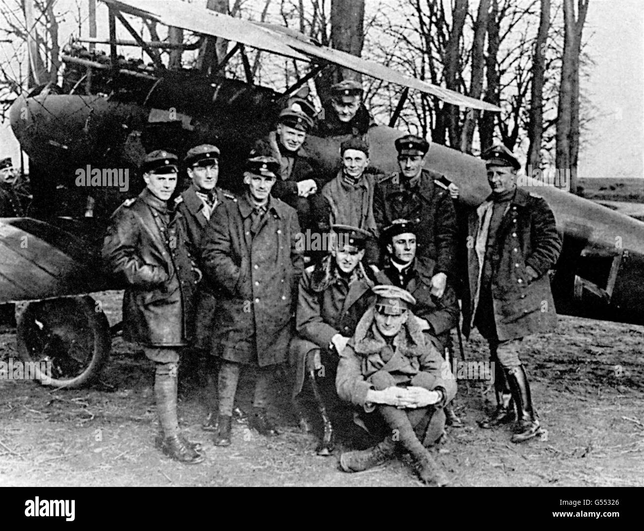 Baron Manfred Freiherr von Richthofen sitzt im Cockpit seines Albatros-Kämpfers für ein Foto mit seiner Geschwader Jagdstaffel III Richthofen wurde mit dem Abschuss von 80 alliierten Flugzeugen zugeschrieben, bevor er im April 1917 über der Somme, Nordfrankreich, abgeschossen wurde, was von Piloten auf beiden Seiten als „blutig“ bekannt war. Manfred's Bruder, Lothar, sitzt vorne (Pelzkragen). Stockfoto