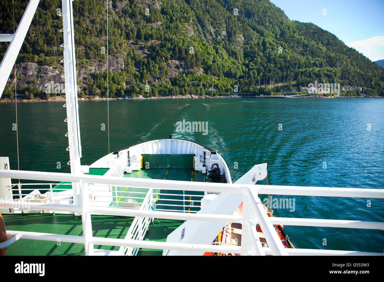 Kreuzfahrt auf einer Fähre in Norwegen, Blick vom Deck des Schiffes Stockfoto