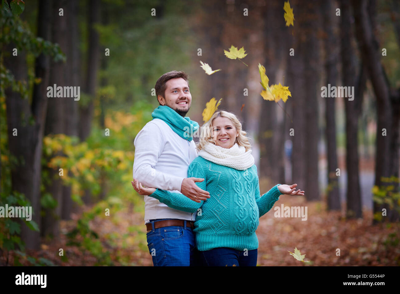 Mann und schwangere Frau im Herbst Park Fuß Stockfoto
