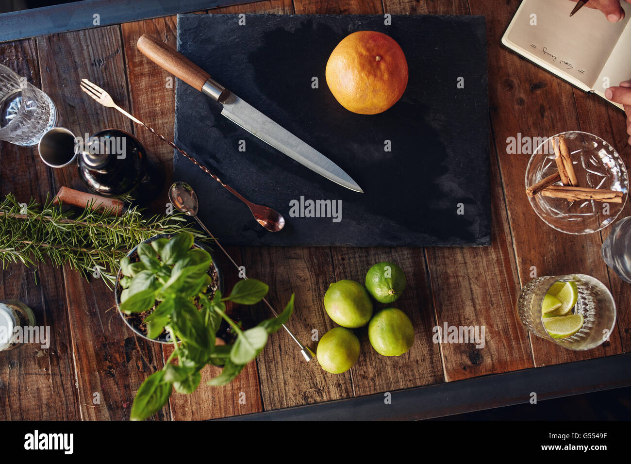 Satz von bar Zubehör und Zutaten zur Herstellung von eines Cocktails angeordnet auf einem Holztisch Stockfoto