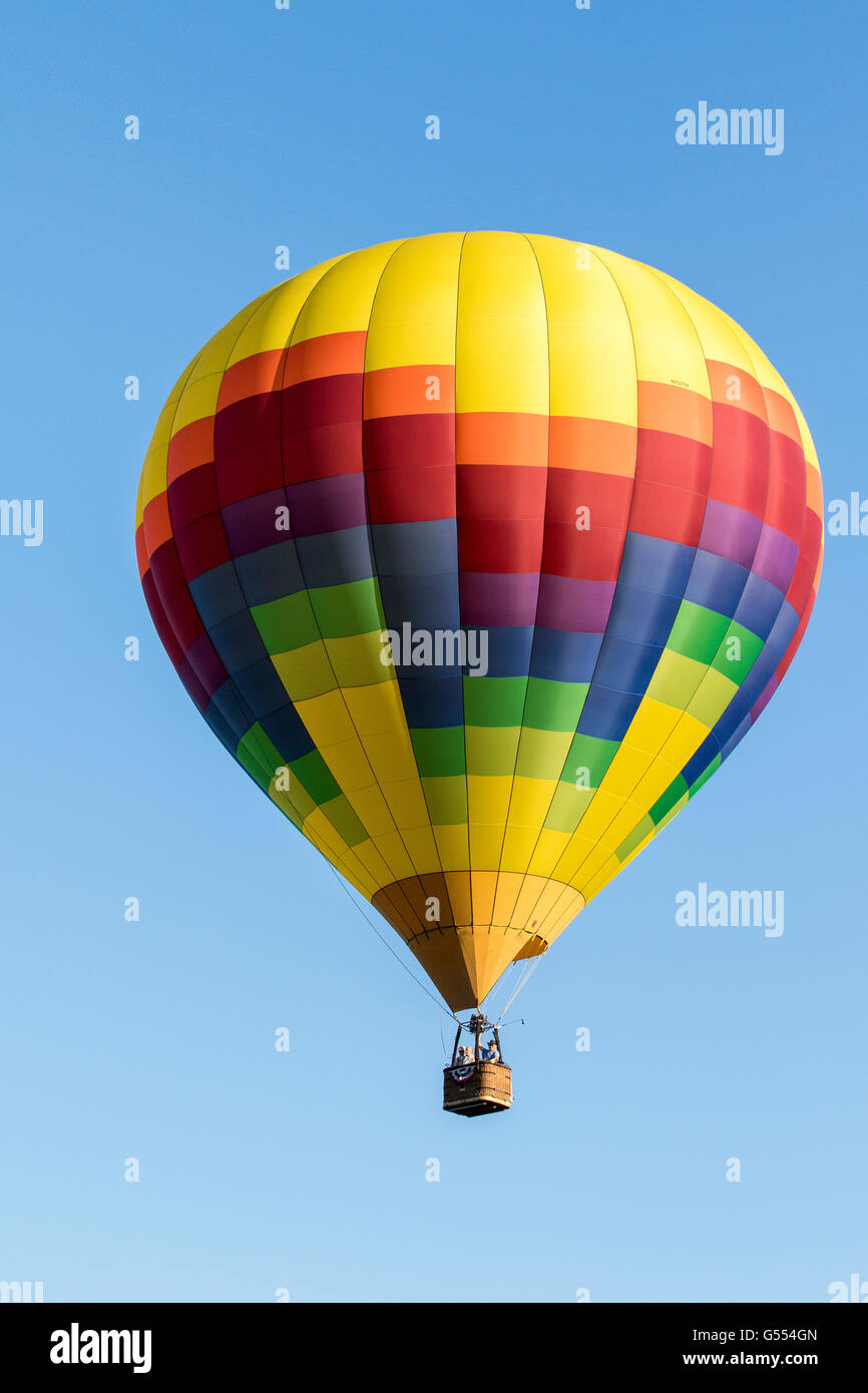 Heißluftballon während Quechee Heißluft Ballons Festival mit Menschen in Korb. Stockfoto