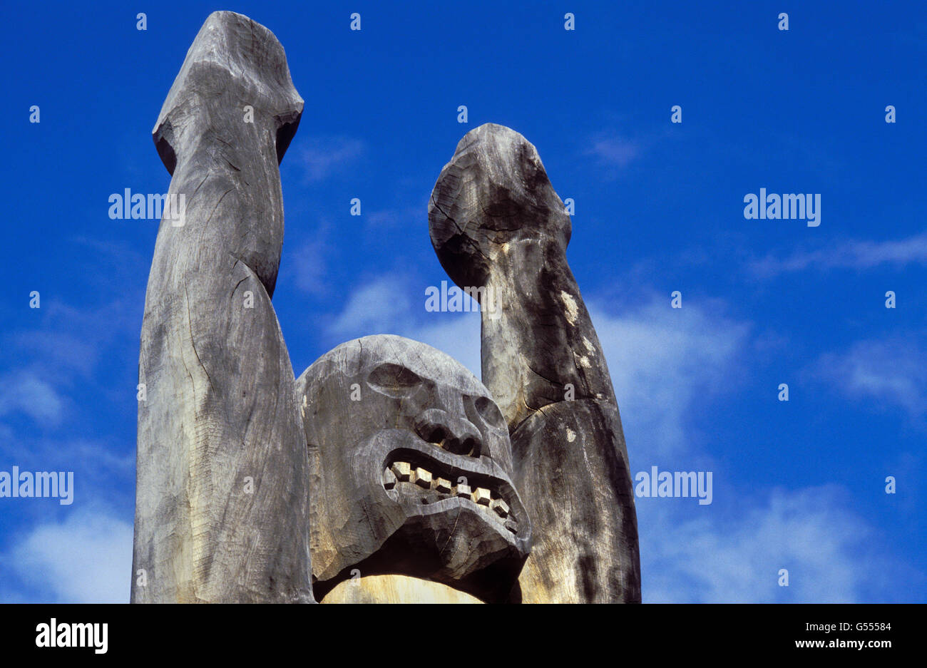 Geschnitzte hölzerne Ki'i (Tiki) an "Ahu'ena" heiau ", eine restaurierte alte hawaiianische Tempel; Kailua-Kona, Insel von Hawaii. Stockfoto