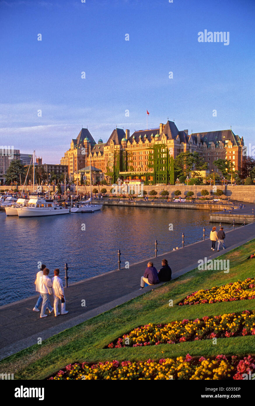 Inneren Hafenpromenade und dem Empress Hotel; Victoria, Vancouver Island, British Columbia, Kanada. Stockfoto