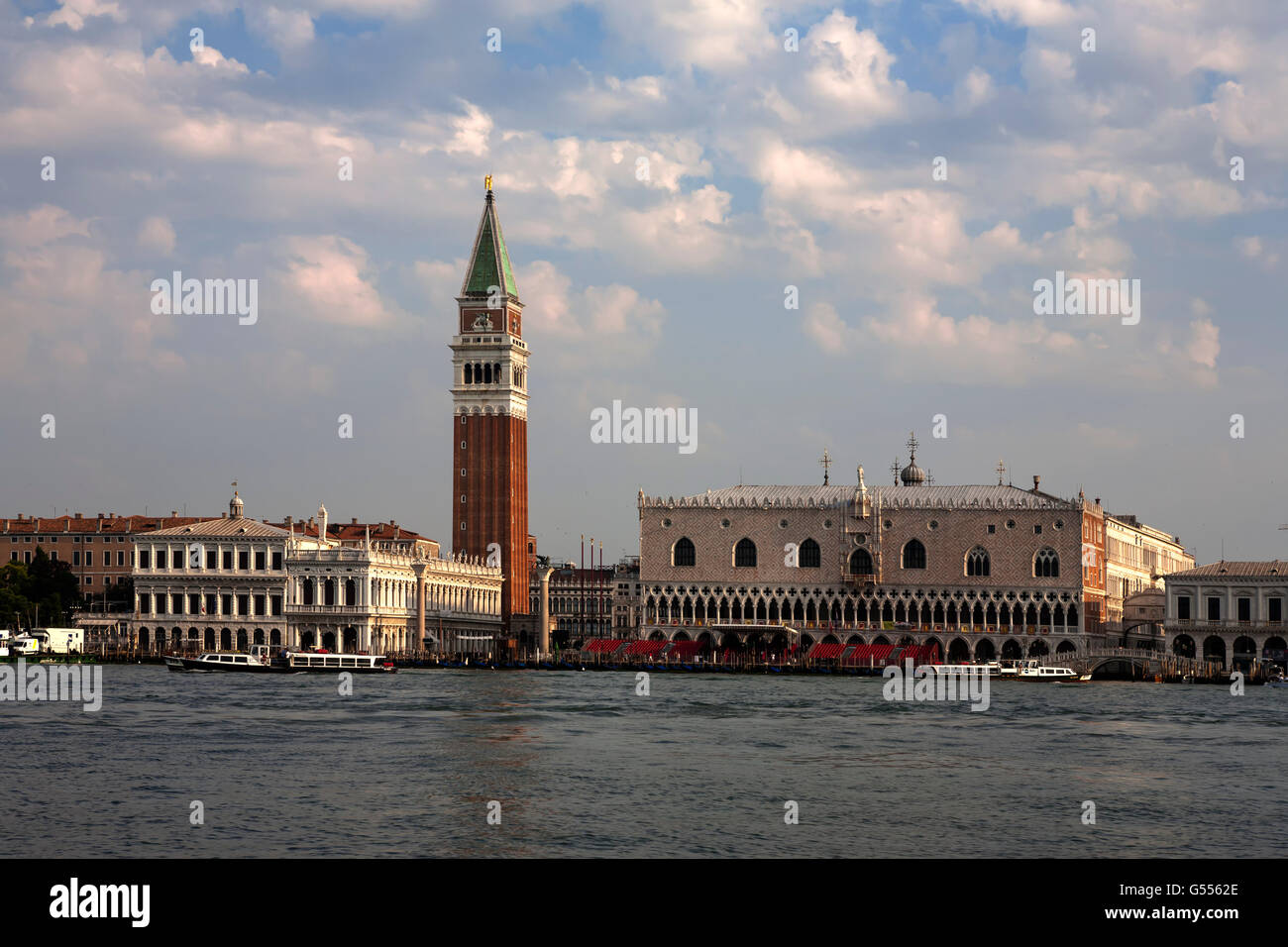 Der klassische Ansatz zum Venedig auf dem Seeweg: der Campanile di San Marco und der Dogenpalast aus dem Bacino di San Marco, Venedig Stockfoto