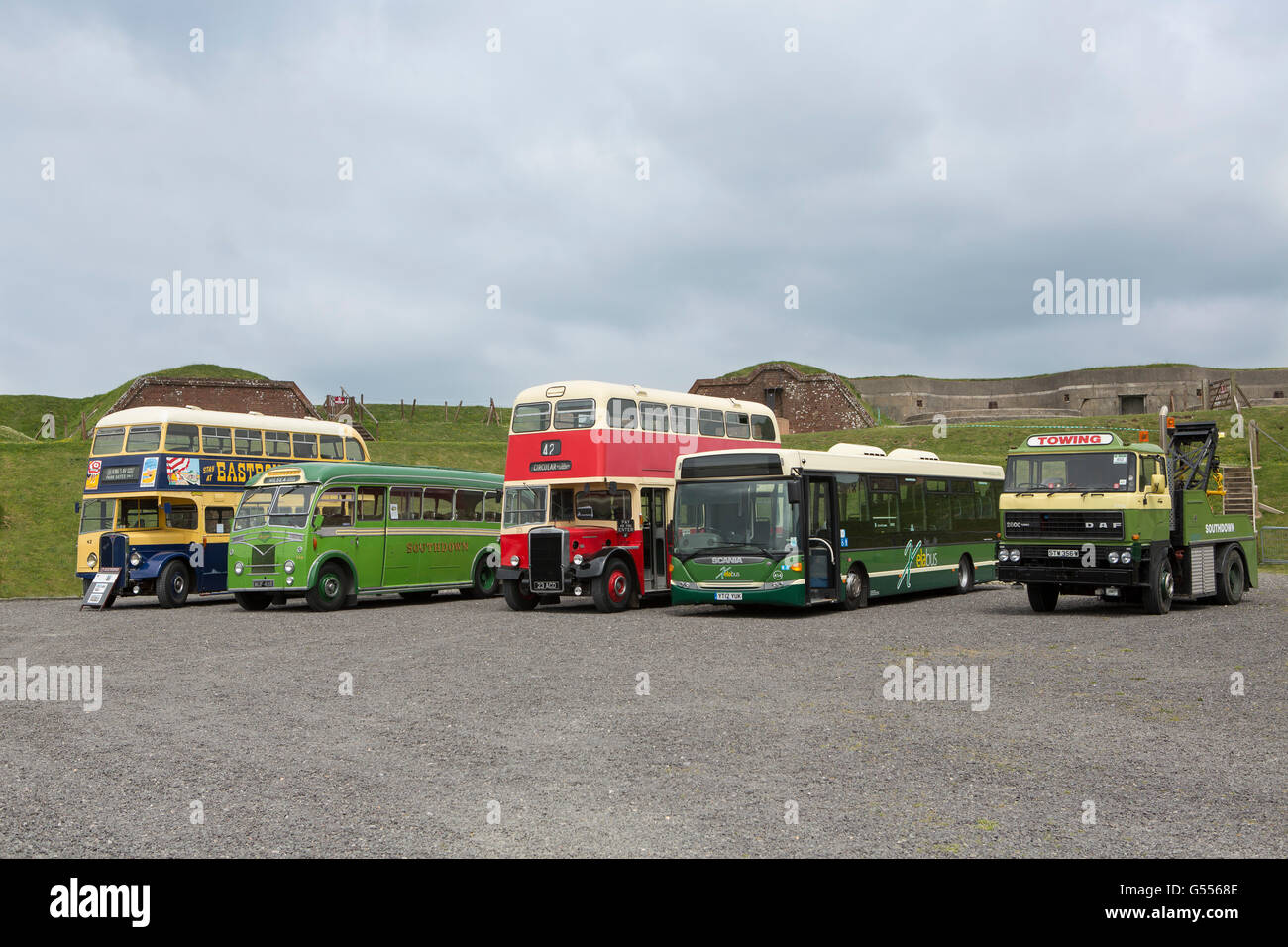 Sammlung von alten Oldtimer Busse bei einer Veranstaltung im Fort Nelson in der Nähe von Portsmouth (Hampshire). Stockfoto