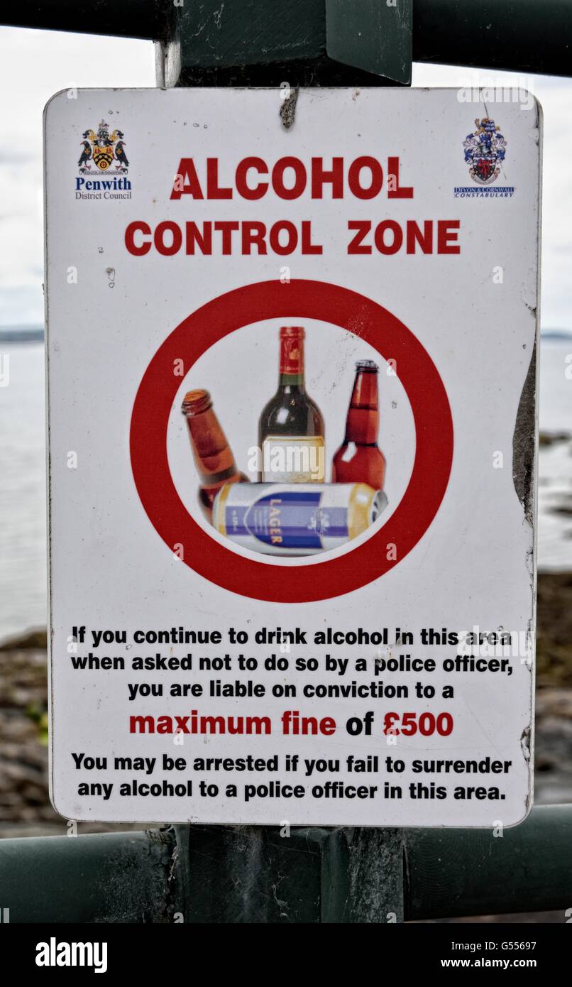 Alkohol-Kontrolle Zone Warnschild Cornwall England UK Stockfoto