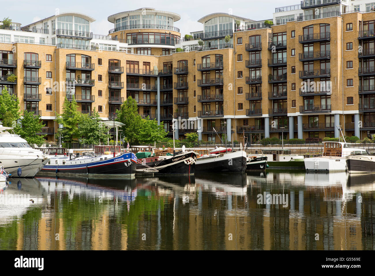Blick auf St. Katherine dock Marina in Tower Hamlets London. Einmal eine kommerzielle Dock jetzt Heimat am Wasser Häuser und Restaurants. Stockfoto