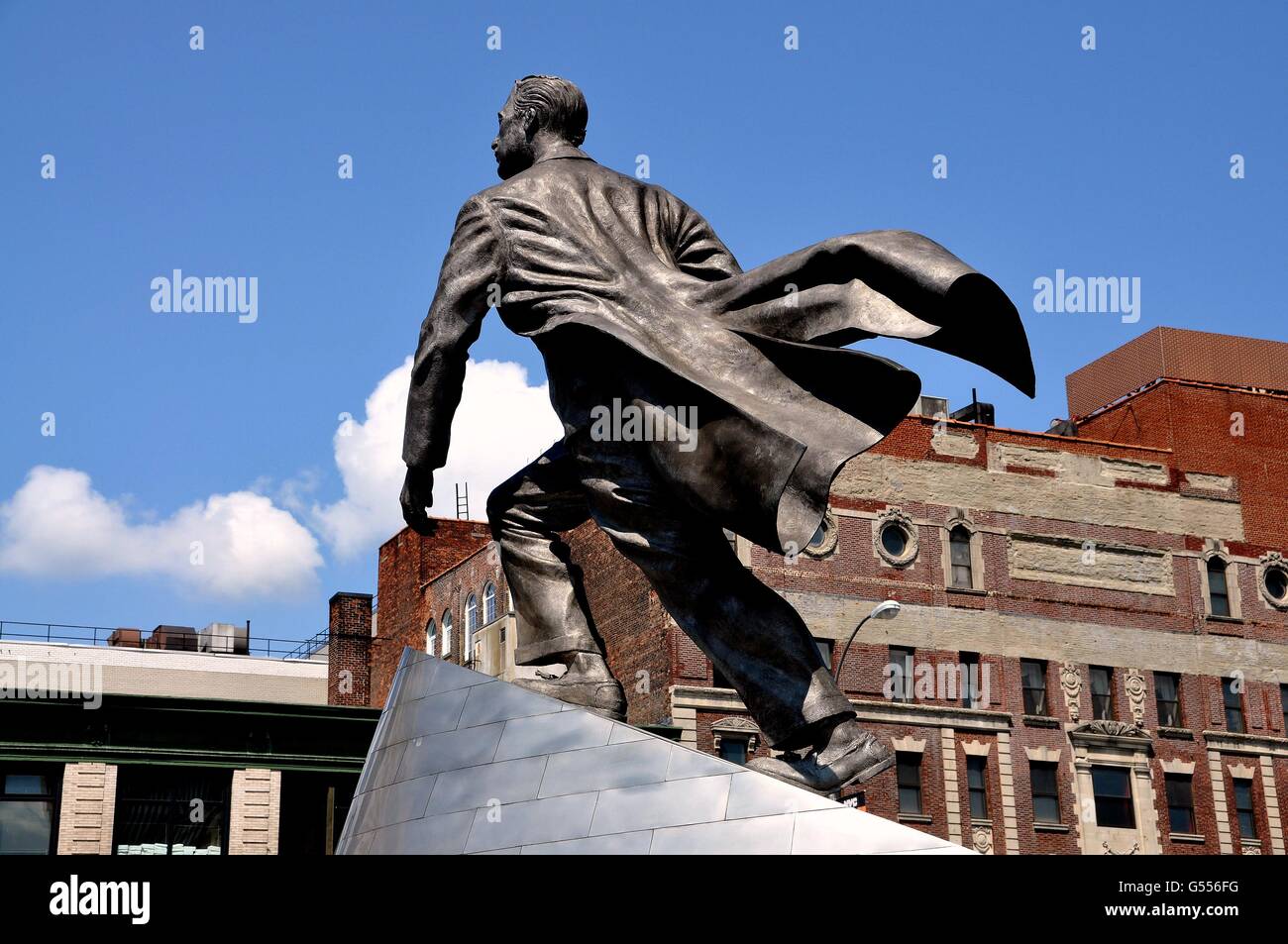 New York City: Statue der späten Kongressabgeordnete Adam Clayton Powell auf West 125th Street in Harlem Stockfoto