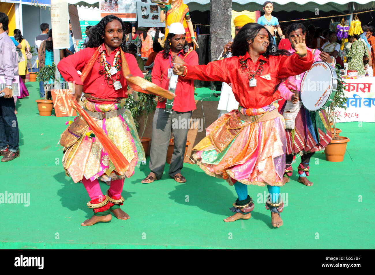 PUNE, MAHARASHTRA/Indien - 24.Okt: Traditionelle Tänzer tanzen in einem Karneval organisiert vor Diwali-fest in Indien. Jedes Jahr Stockfoto