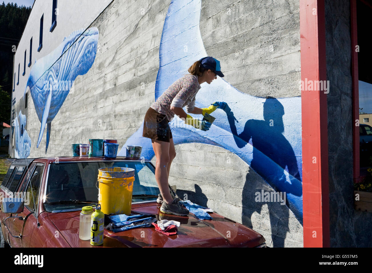 Künstlerin Justine Pechuzal ihr Wandbild "Meer-Ward gebundene" Darstellung Buckelwale (Impressionen Novaeangliae) an eine Wand malen Stockfoto
