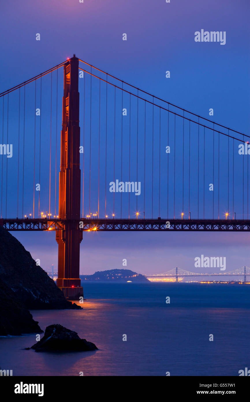 San Francisco Bay, CA, USA: Golden Gate Bridge, von Kirby Bucht, Hafen von Oakland Bay Bridge, Yerba Buena Island Dämmerung Stockfoto