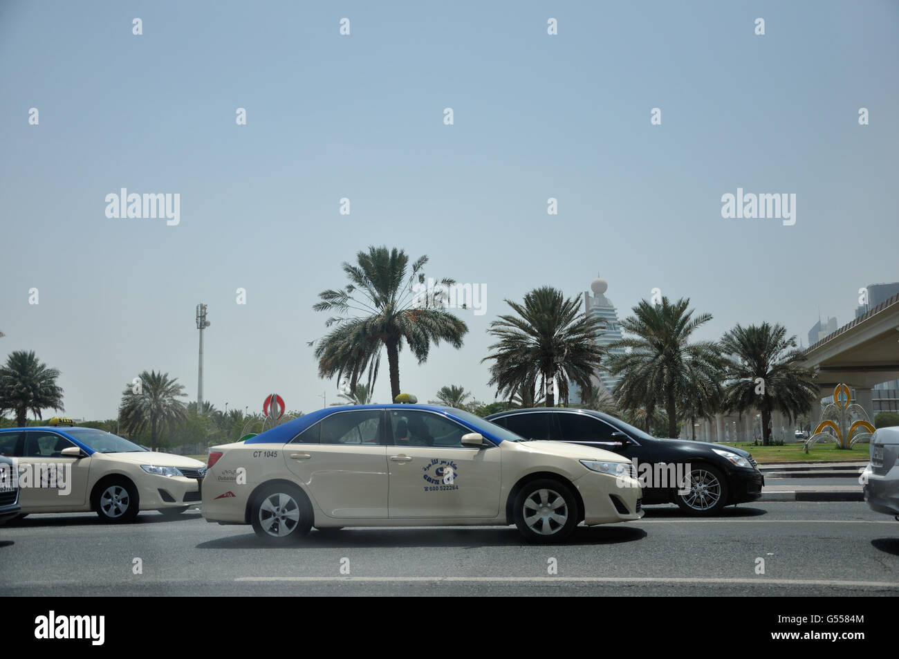 Dubai-Stadt-Taxis im Verkehr mit den Handflächen Stockfoto