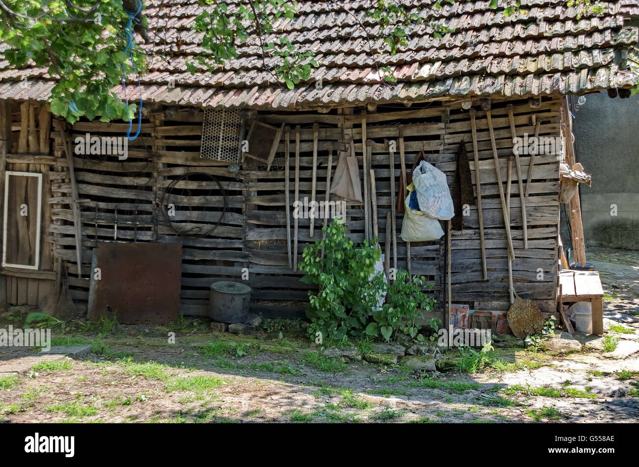 Holzzaun Scheune mit Werkzeug zur Hand Landwirtschaft, Zavet, Bulgarien Stockfoto