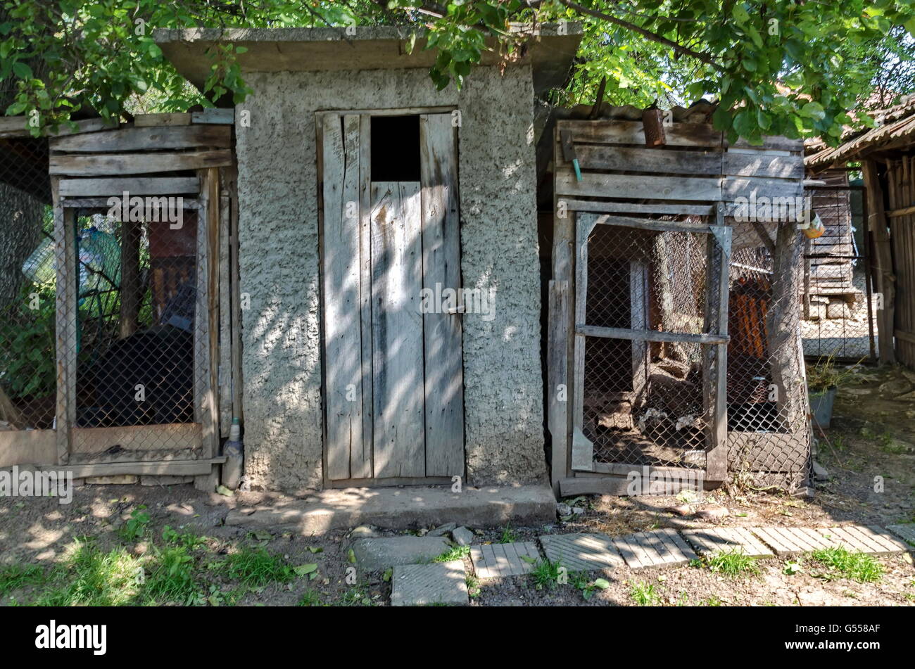 Blick von außen WC und Lagerhaus auf dem Hof am Haus, Zavet, Bulgarien Stockfoto