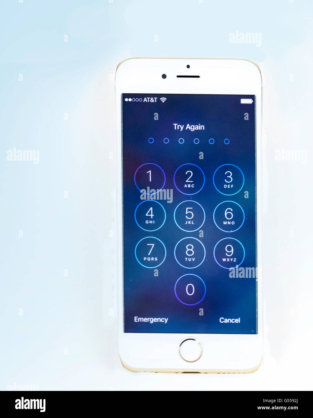 Der Bildschirm des iPhone 6 s Anzeigen der Code-Nummern-Seite. Ausschnitt, Tönung Hintergrund. Stockfoto