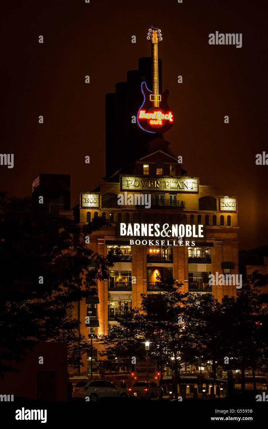 Hard Rock Cafe, Barnes & Noble Booksellers, Pier 4 Kraftwerk, Innenhafen, Baltimore, MD Stockfoto