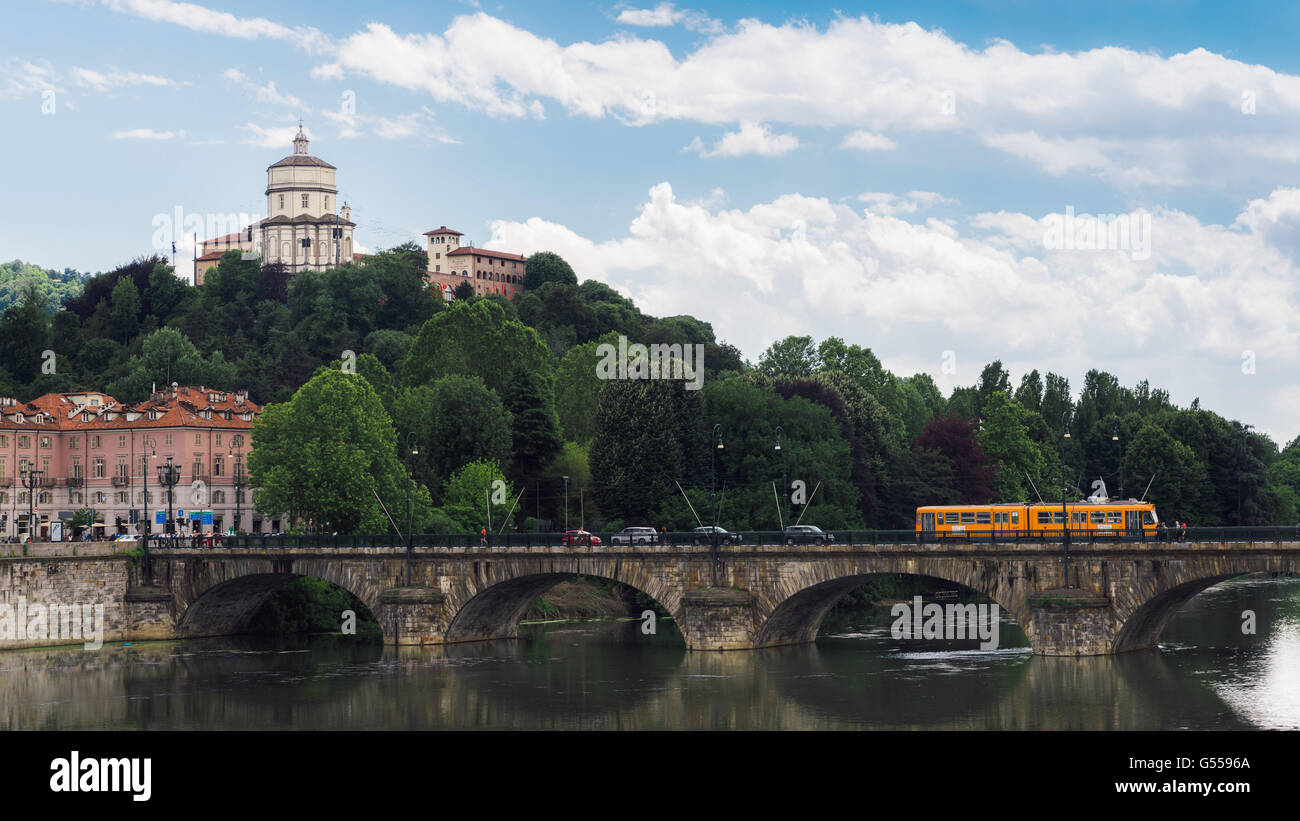 Die Vittorio Emanuele-Brücke und die Gran Madre Kirche. Die Brücke über dem Fluss Po in Turin Stockfoto