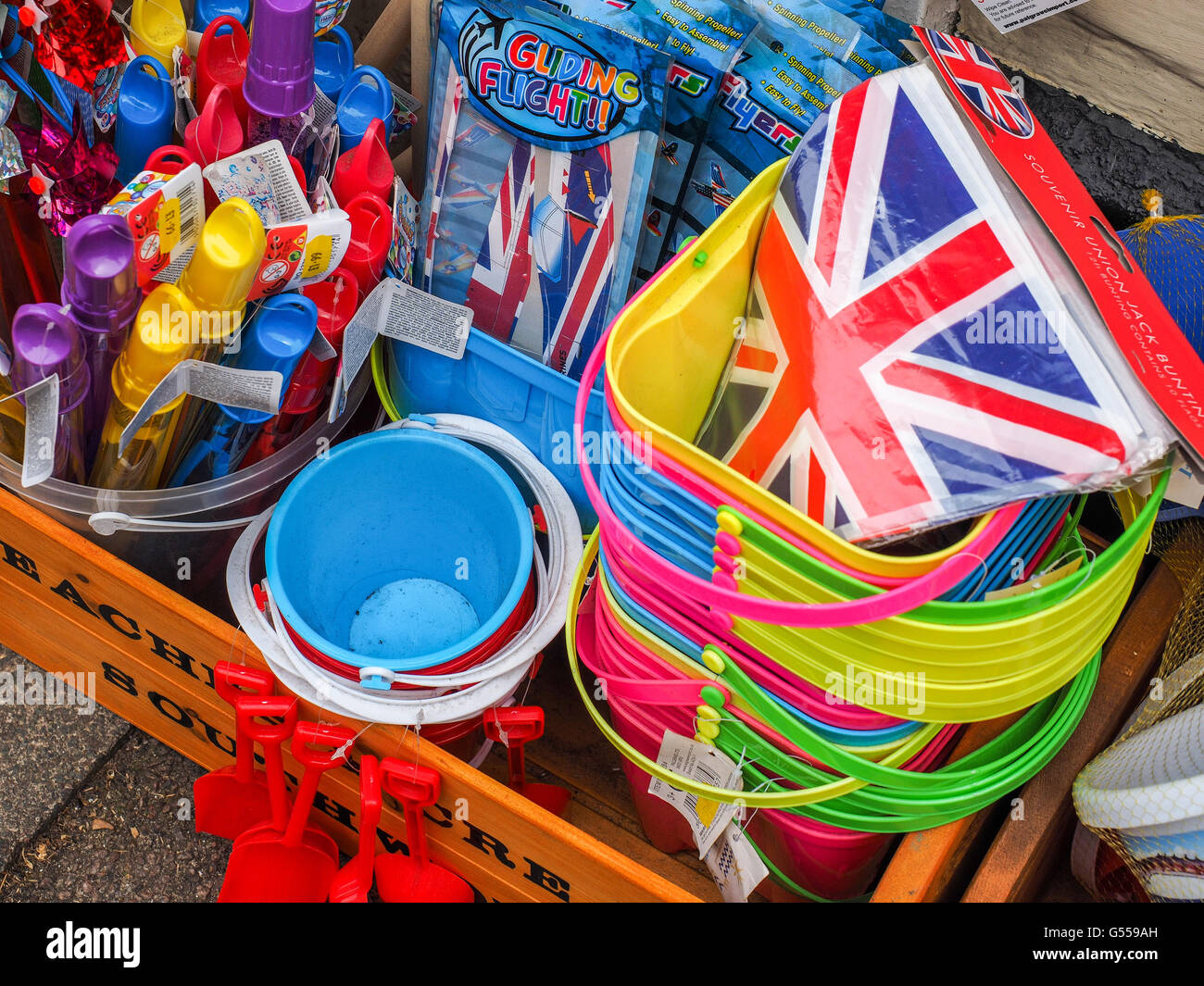 Strand waren zum Verkauf vor einem Geschäft in Southwold Stockfoto