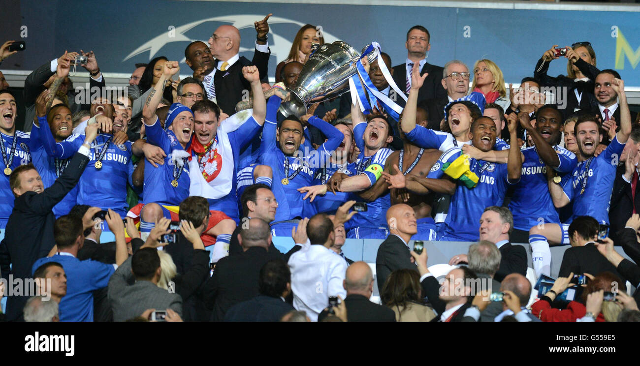 Chelsea-Spieler feiern den Gewinn des UEFA Champions League Finales in der  Allianz Arena in München Stockfotografie - Alamy