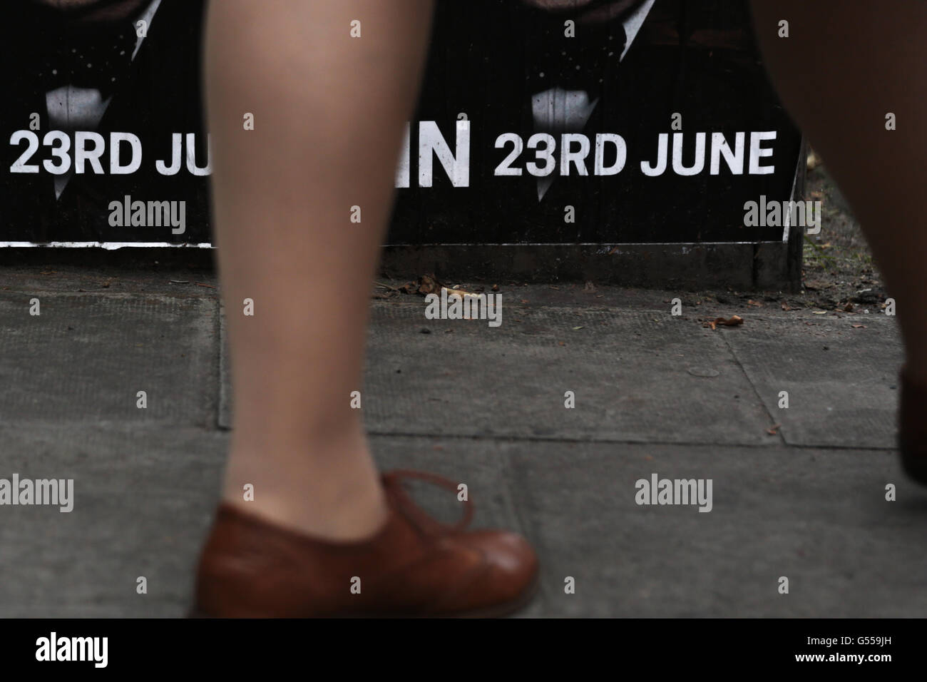 London UK. 20.06.2016 A Frau geht vorbei an Plakaten, die Menschen ermutigen, weiterhin in der Europäischen Union zu stimmen. Stockfoto