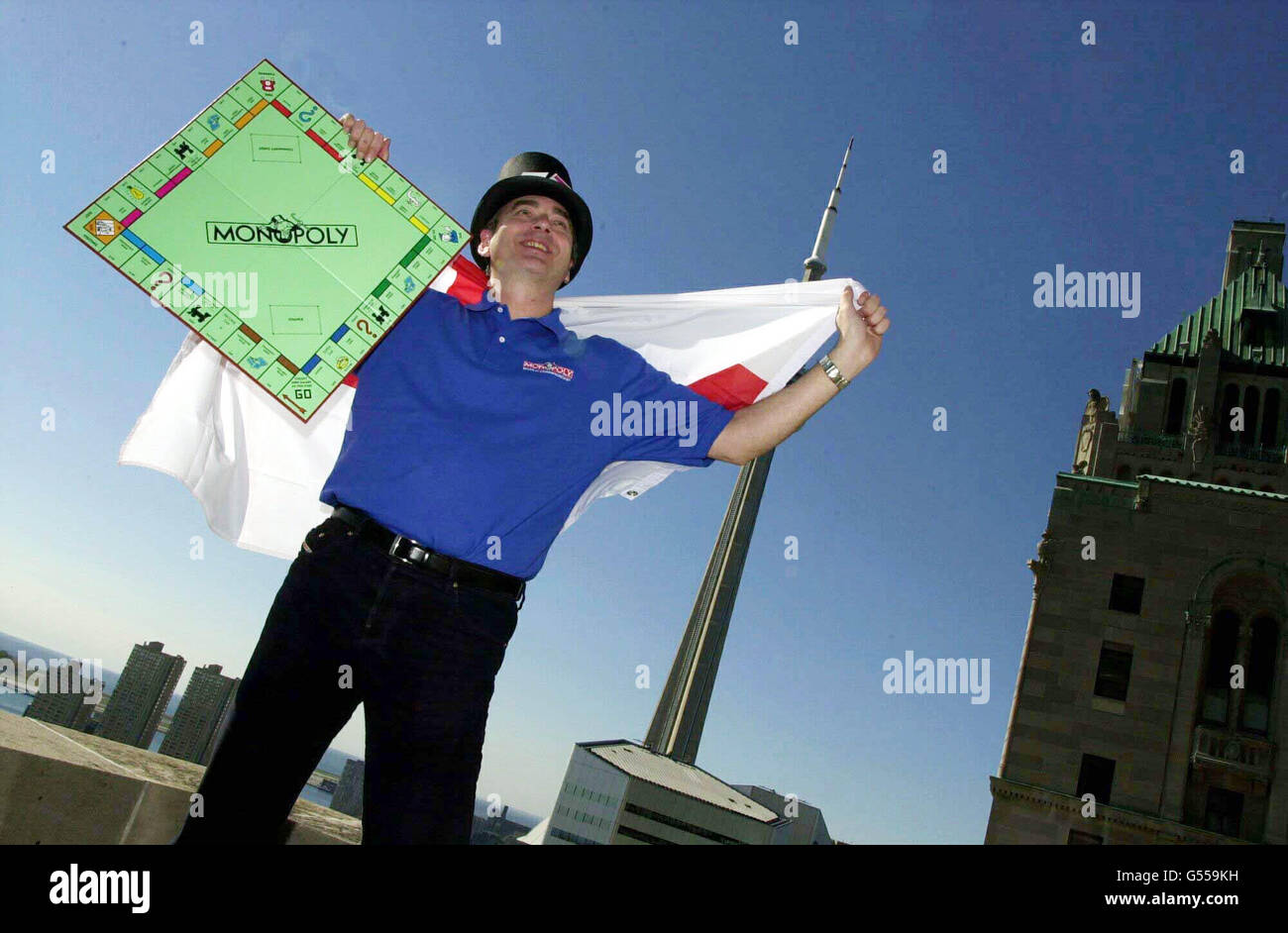 Der englische Meister Mike Grabski, 41, aus Hove, East Sussex, steht vor der Eröffnungsrunde der Monopolweltmeisterschaften neben dem CN TowerB in Toronto, Kanada. Grabski hat an zwei früheren Weltmeisterschaften teilgenommen und wurde 1996 Dritter. * ... in Monte Carlo. Stockfoto