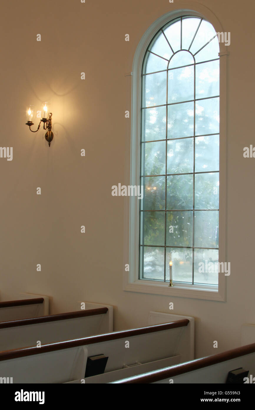 Innere der Kirche-Heiligtum. Fenster mit elektrischen Kerzen. Western Reserve Village. Canfield Fair. Mahoning County Fair. Canfield, Stockfoto Innere der Kirche-Heiligtum. Fenster mit elektrischen Kerzen. Western Reserve Village. Canfield Fair. Mahoning County Fair. Canfield, Stockfoto