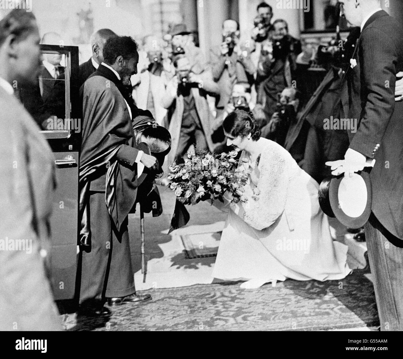 Dem Kaiser von Abessinien (Äthiopien), Haile Selassie, wird bei einem Besuch in Großbritannien ein Blumenstrauß überreicht. Im Oktober 1935 drangen italienische Truppen in sein Land ein, worauf Mussolini den König von Italien zum Kaiser von Abessinien erklärte. Stockfoto