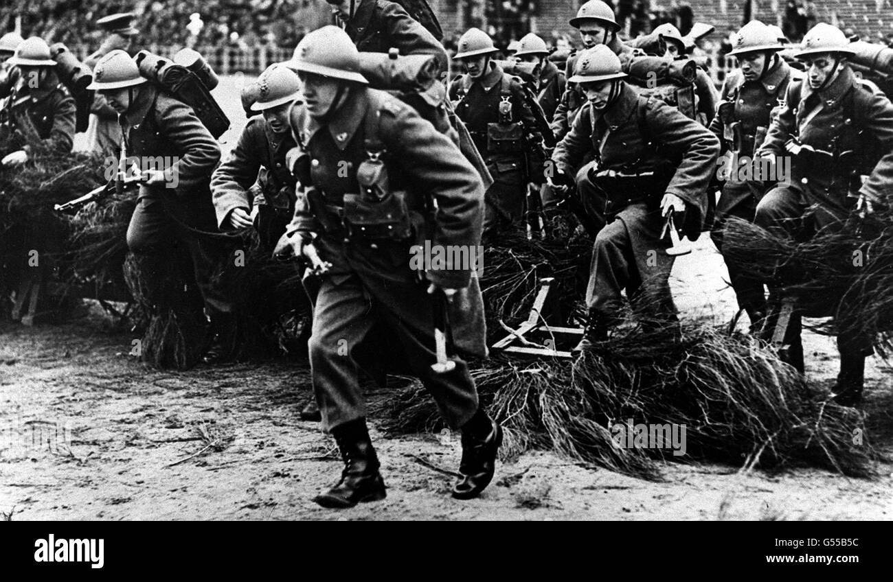 BELGISCHE ARMEE 1940: Ein Zug belgischer Truppen während einer Ausstellung vor einer Menge und Leopold, der König der Belgier. Im Mai 1940, als er dachte, die Sache der Alliierten sei verloren gegangen, befahl König Leopold die Übergabe der belgischen Armee an die Deutschen, so dass die deutsche Armee nach Frankreich einmarschierte. Bild Teil der PA Zweiten Weltkrieg Sammlung. Stockfoto