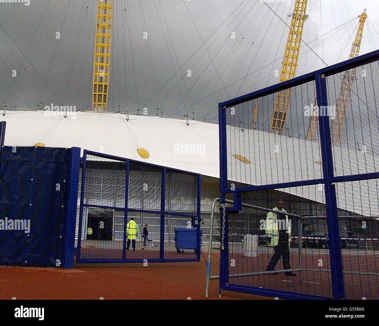 Das Perimeter-Tor und die Innentür des Millennium Dome, die betreten wurden, um Diamanten im Wert von 350 Millionen zu stehlen, die in der Geldzone am Dome in London zu sehen waren. Sechs Personen wurden verhaftet, darunter vier im Tresor der Geldzone. *... und zwei an der Themse, wo die Räuber ein Motorboot hatten, das sie von der Szene aus beschleunigen sollte. In Szenen, die an den James-Bond-Film The World is Not Enough erinnern, verwendeten die Raider einen Bulldozer, um in den Dome einzubrechen. Wäre es erfolgreich gewesen, wäre es der größte Raub der Welt gewesen, den es je gab. Stockfoto