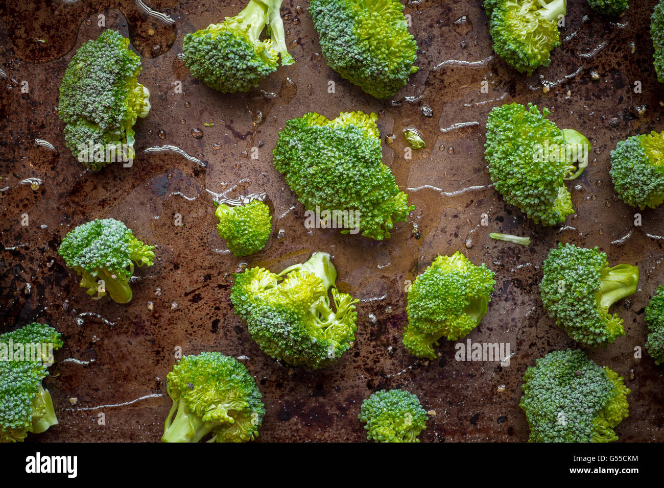 Frisch geschnittene Broccoli-Röschen in Kochen Pfanne mit Olivenöl zum Braten Stockfoto