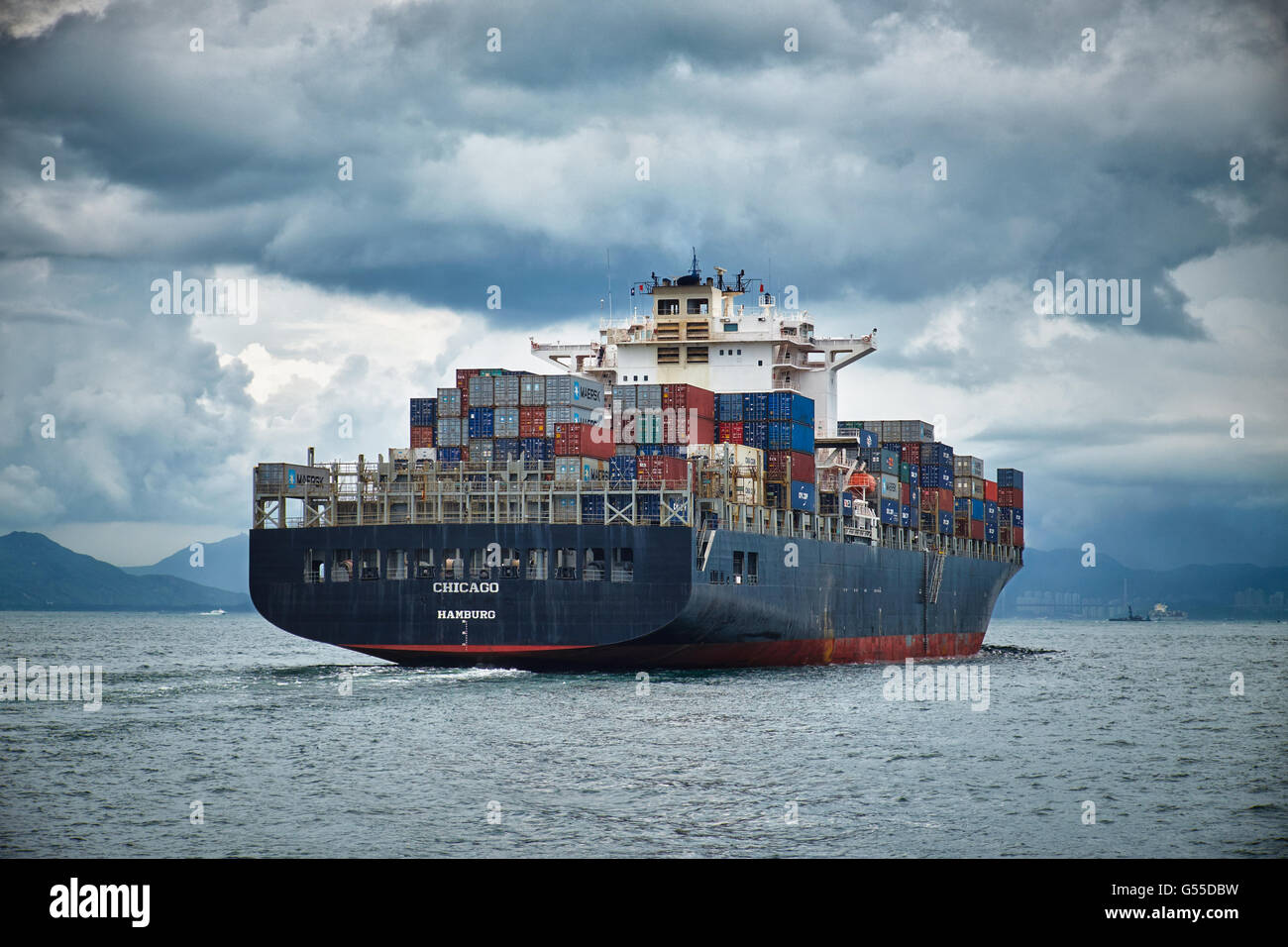 Eine halbe volle Container Schiff Segel bis Osten Lamma Channel aus Hong Kong. Stockfoto