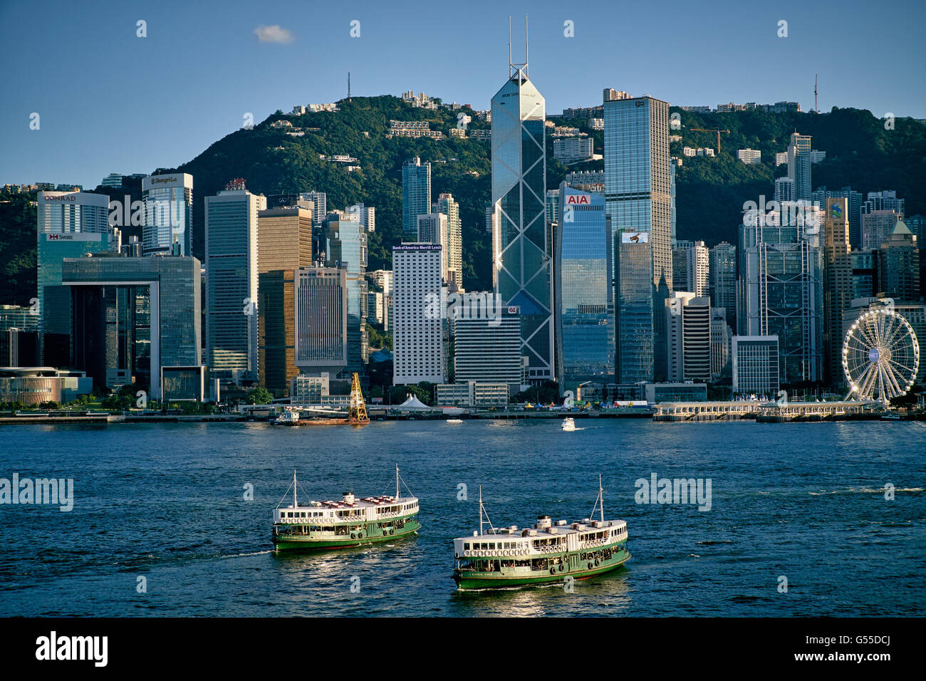 Zwei Star Ferries durchquert Victoria Harbour in Hongkong. Stockfoto