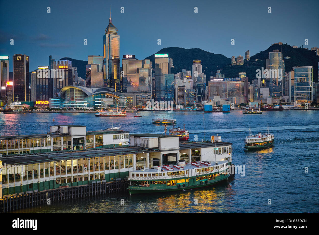 Tsim Sha Tsui Ferry Pier bei Sonnenuntergang. Stockfoto