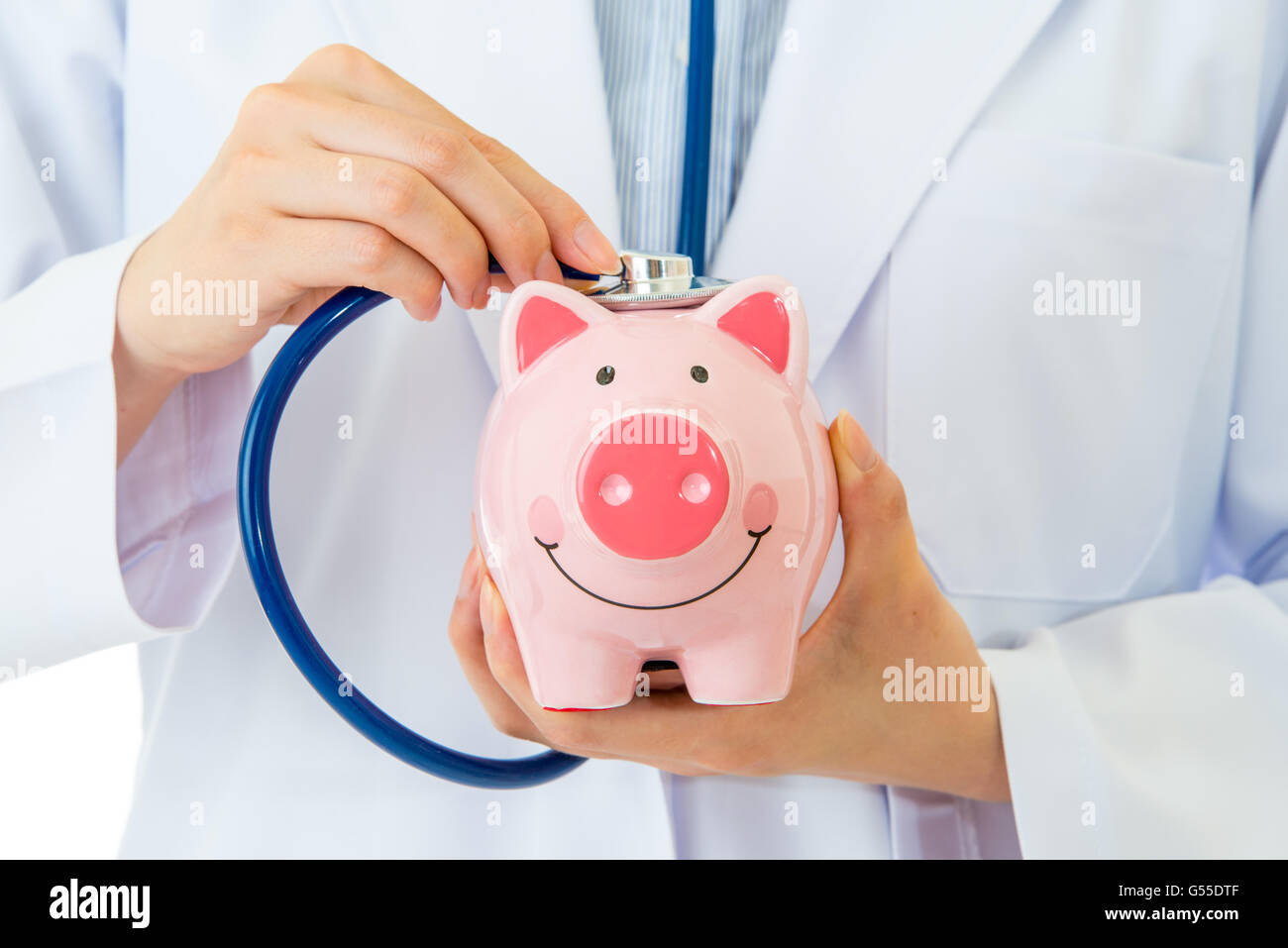 medizinische Versicherung, Sparschwein mit Stethoskop auf weißem Hintergrund Stockfoto